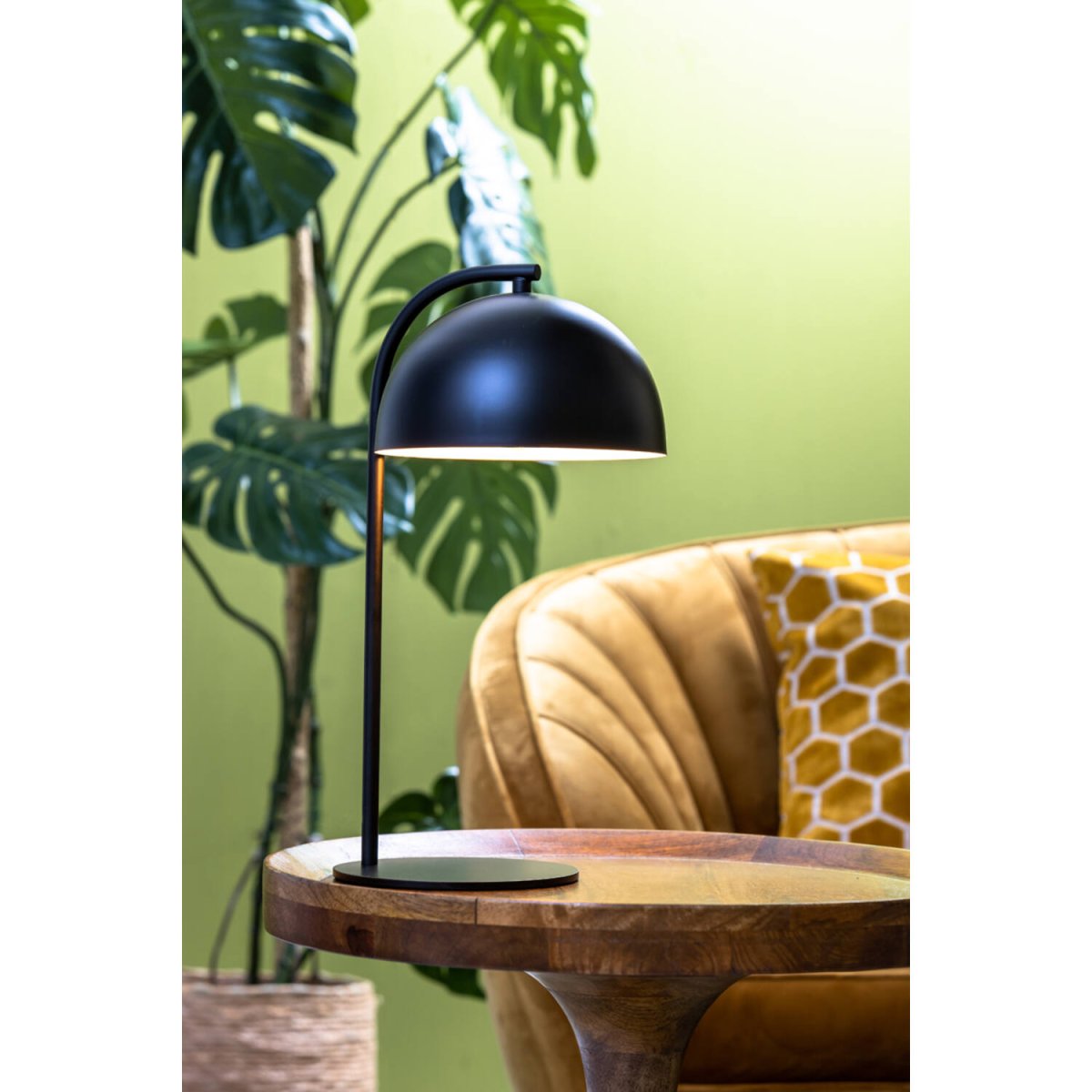 Mette 43cm Noir lampe de table De Light & Living - Mette est une élégante lampe de table en métal noir mat avec un intérieur blanc.