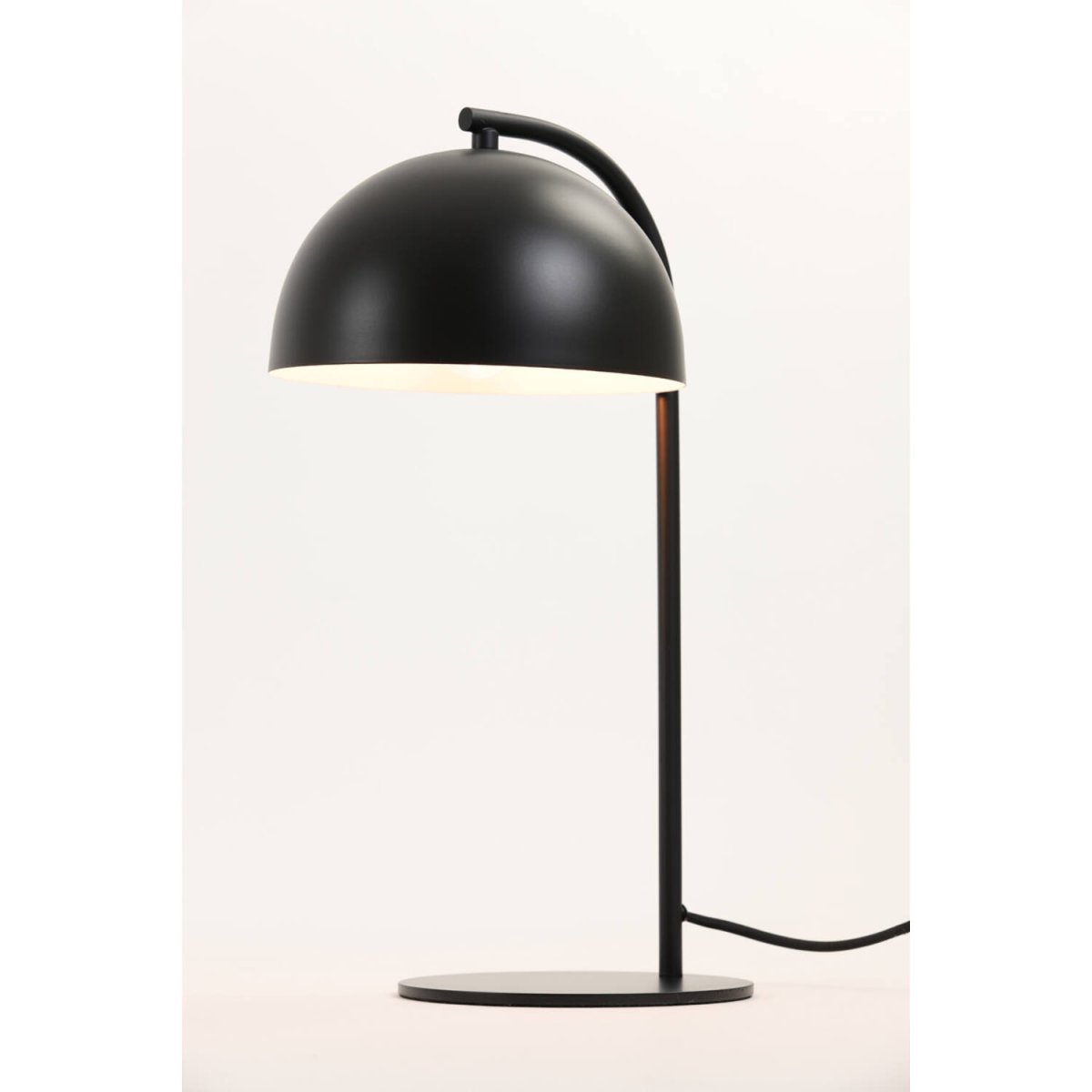 Mette 43cm Noir lampe de table De Light & Living - Mette est une élégante lampe de table en métal noir mat avec un intérieur blanc.