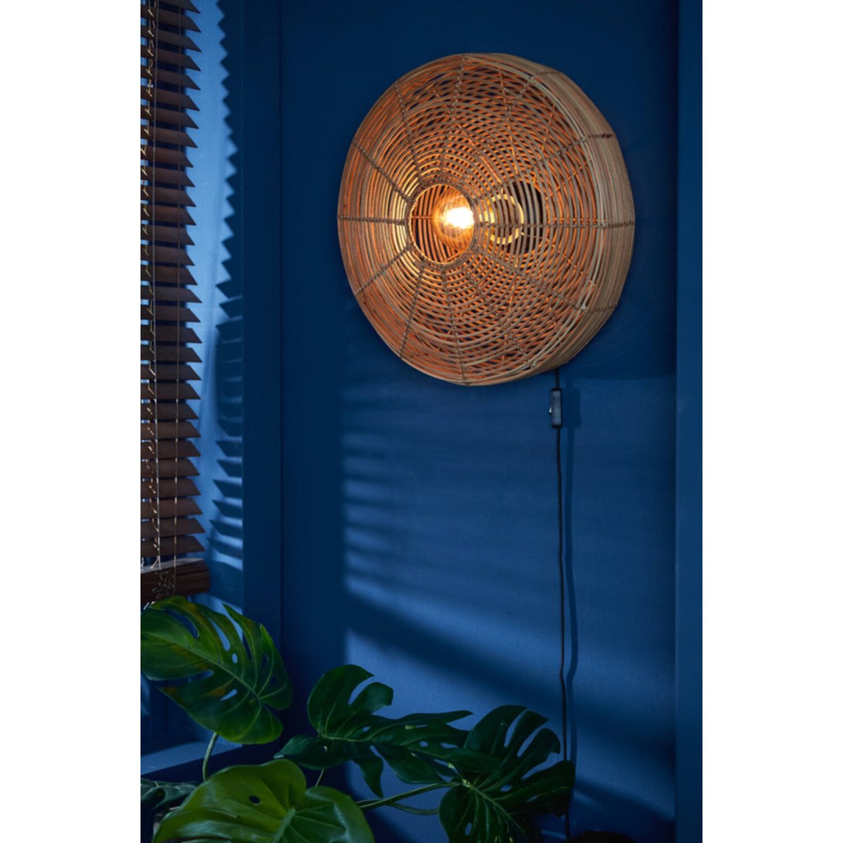 Mataka Ø50 Nature applique murale De Light & Living - Le design artisanal diffuse une lumière douce et atmosphérique et devient un détail intérieur élégant.
