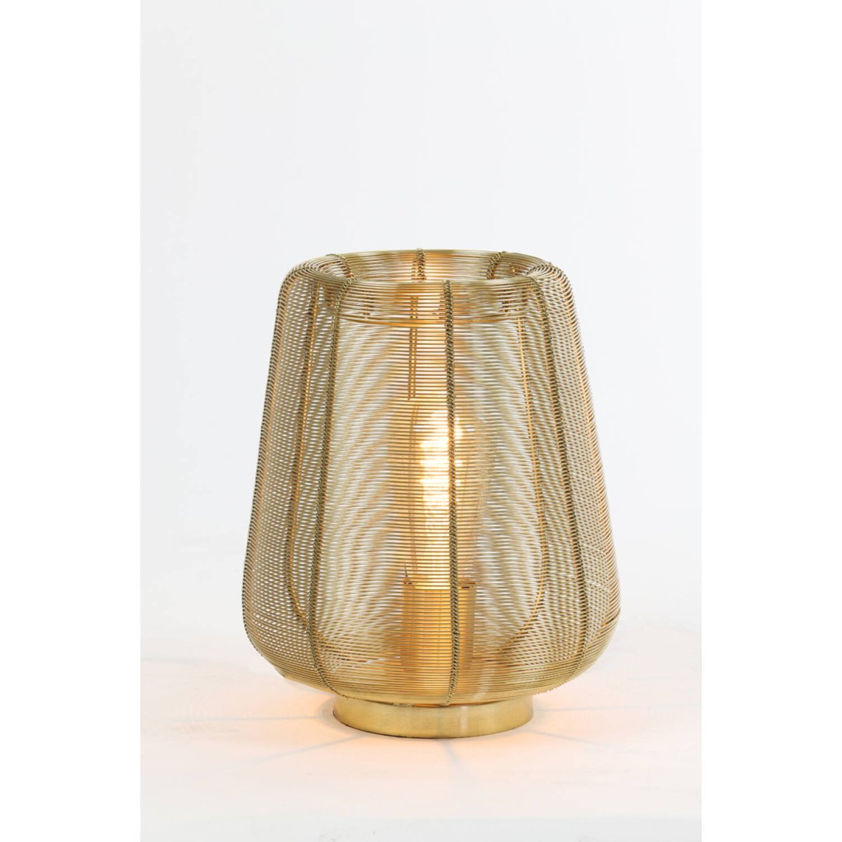 Adeta 26cm Or lampe de table De Light & Living - Adeta est une lampe élégante en métal avec une finition dorée qui combine un design élégant avec une lumière douce et atmosphérique.