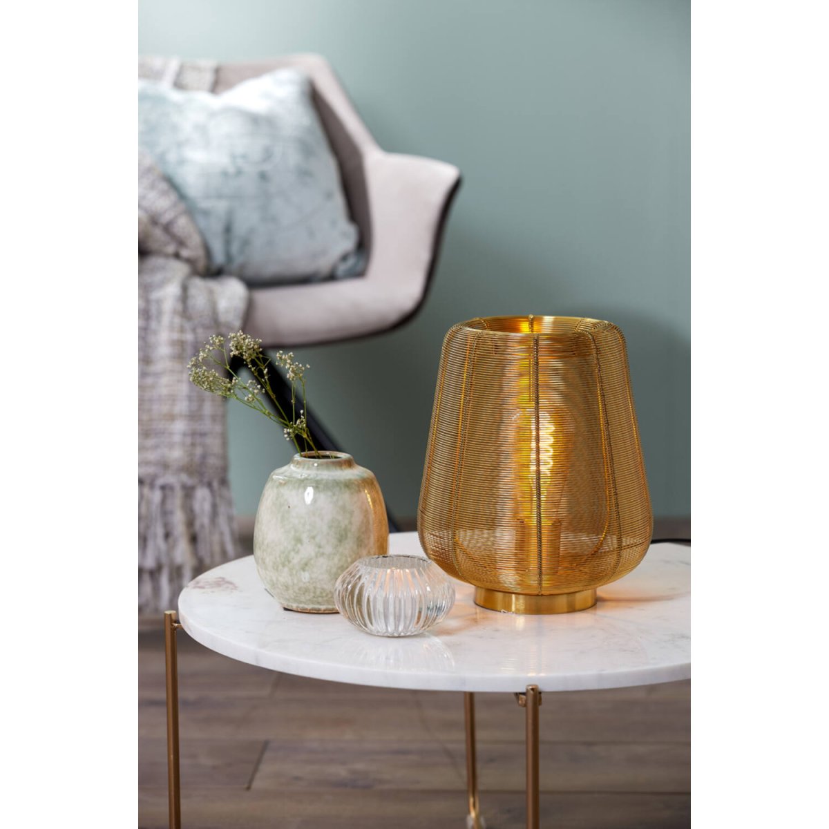 Adeta 26cm Or lampe de table De Light & Living - Adeta est une lampe élégante en métal avec une finition dorée qui combine un design élégant avec une lumière douce et atmosphérique.