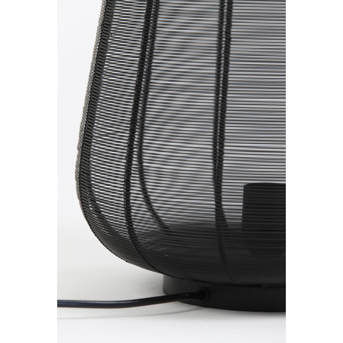 Adeta 32cm Noir lampe de table De Light & Living - La construction ouverte crée de belles ombres et en fait un détail parfait dans les maisons industrielles et scandinaves.