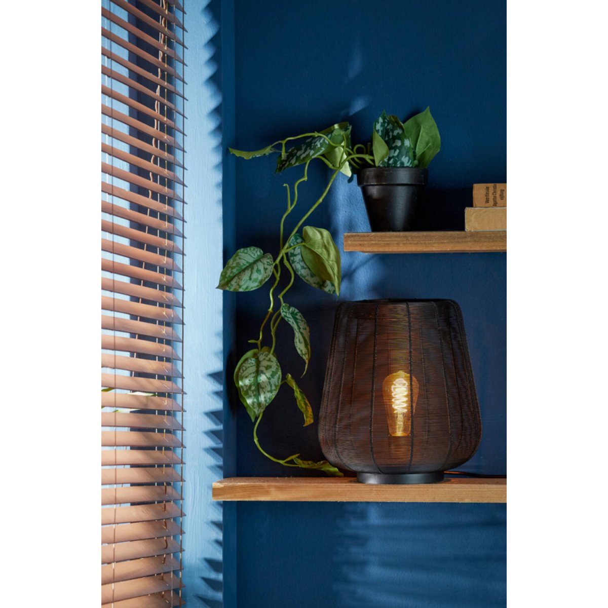 Adeta 32cm Noir lampe de table De Light & Living - La construction ouverte crée de belles ombres et en fait un détail parfait dans les maisons industrielles et scandinaves.