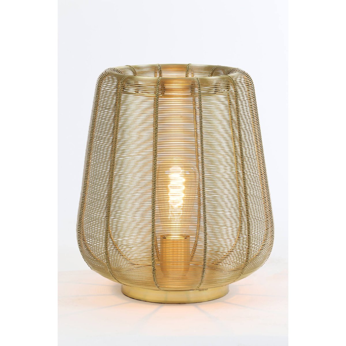 Adeta 32cm Or lampe de table De Light & Living - Adeta est une lampe élégante en métal avec une finition dorée qui combine un design élégant avec une lumière douce et atmosphérique.