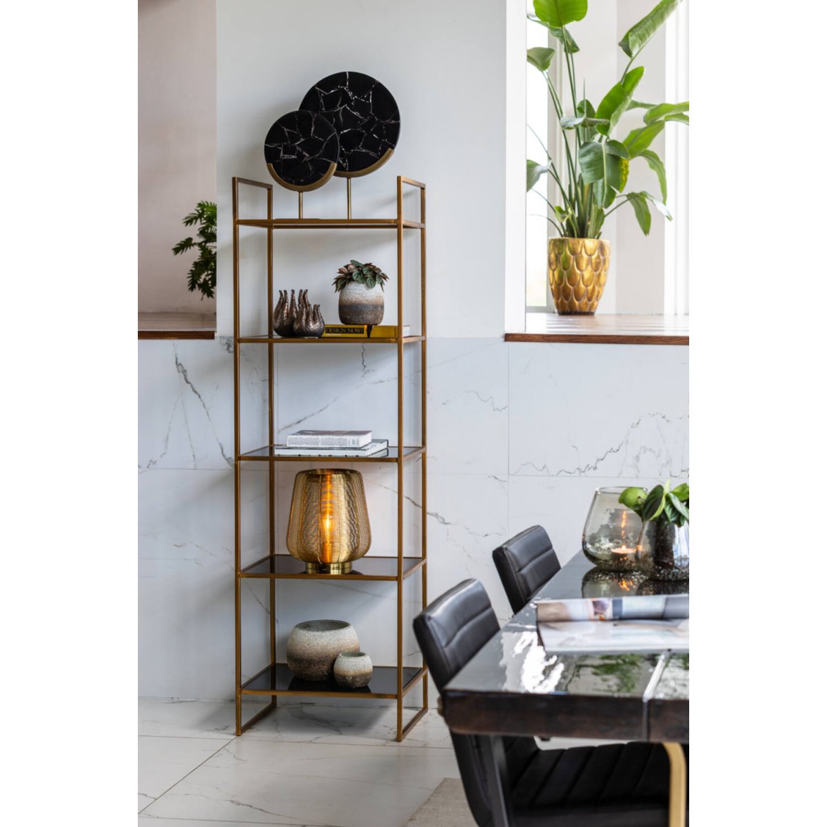 Adeta 32cm Or lampe de table De Light & Living - Adeta est une lampe élégante en métal avec une finition dorée qui combine un design élégant avec une lumière douce et atmosphérique.