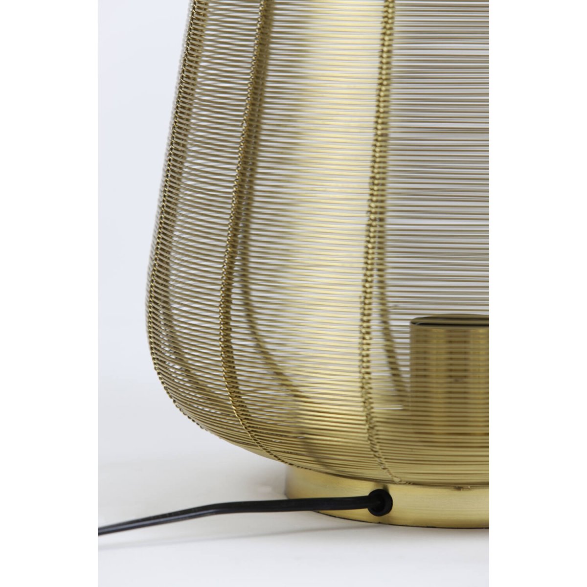 Adeta 32cm Or lampe de table De Light & Living - Adeta est une lampe élégante en métal avec une finition dorée qui combine un design élégant avec une lumière douce et atmosphérique.