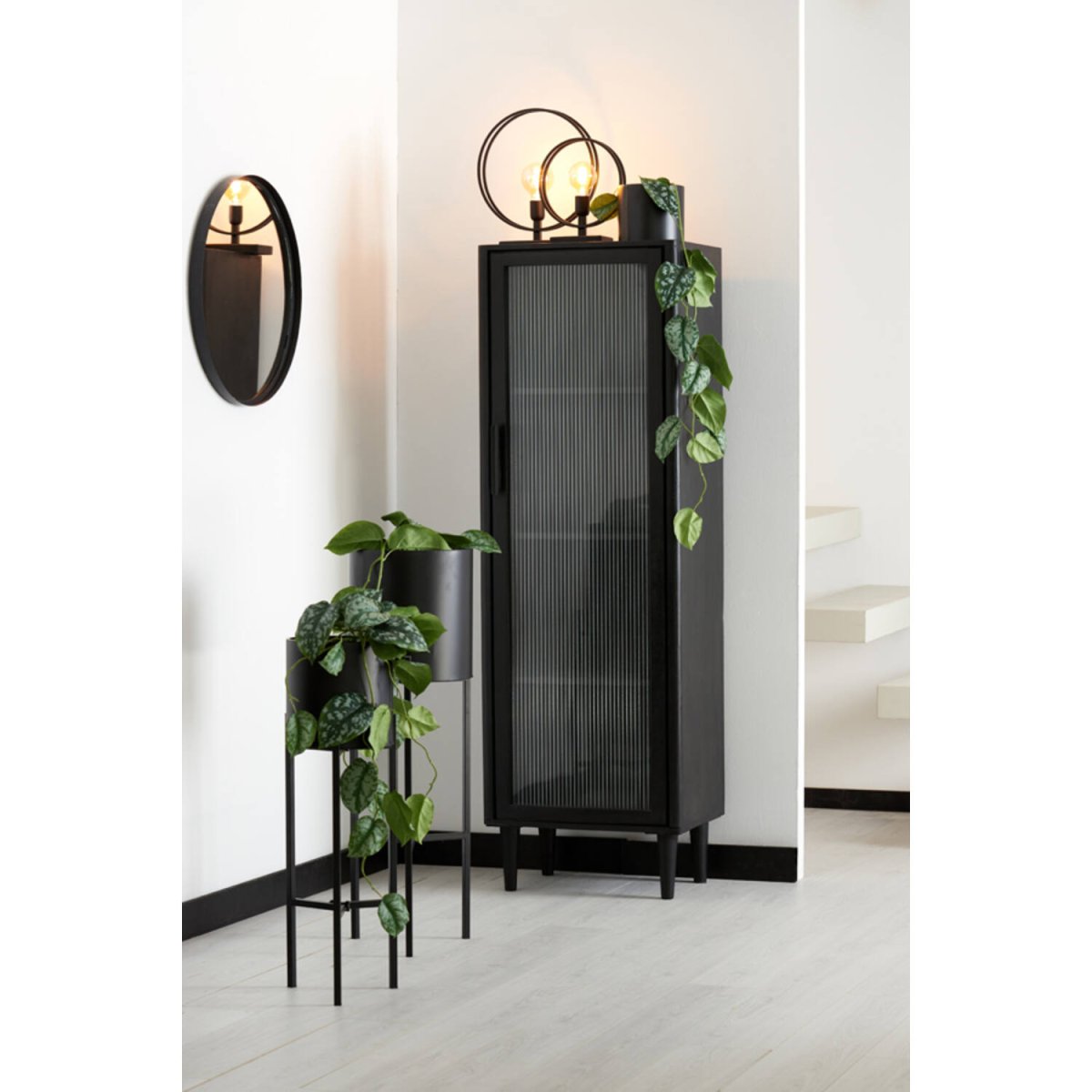 Rudra 40cm Noir lampe de table De Light & Living - La forme circulaire encadre la source lumineuse et crée un accroche-regard élégant.