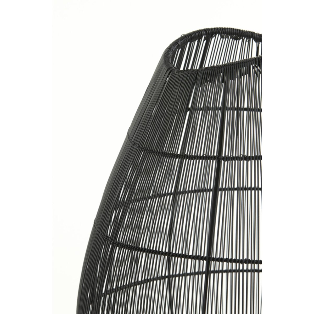Yumi 47cm Noir lampe de table De Light & Living - Le design aéré crée un beau jeu de lumière et convient aussi bien aux styles d'intérieur modernes qu'industriels.