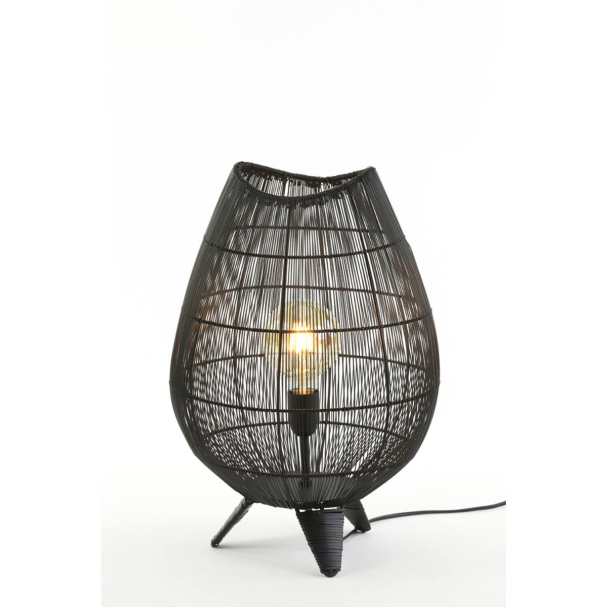 Yumi 47cm Noir lampe de table De Light & Living - Le design aéré crée un beau jeu de lumière et convient aussi bien aux styles d'intérieur modernes qu'industriels.