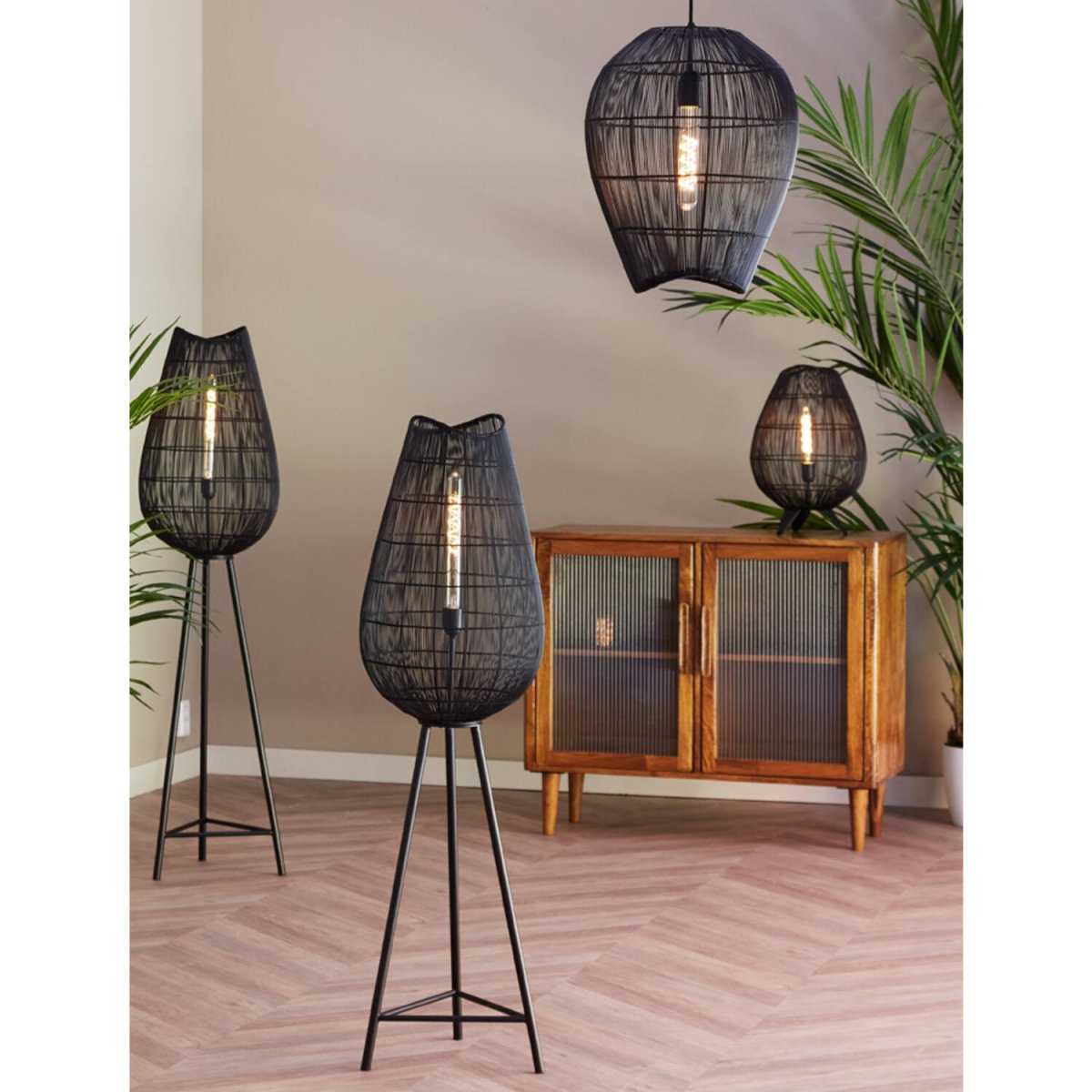 Yumi 47cm Noir lampe de table De Light & Living - Le design aéré crée un beau jeu de lumière et convient aussi bien aux styles d'intérieur modernes qu'industriels.
