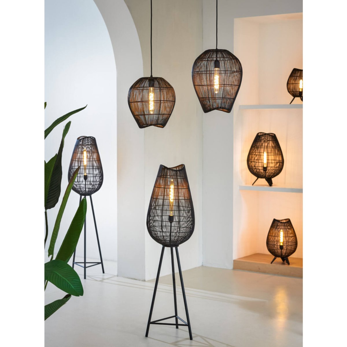 Yumi 37cm Noir lampe de table De Light & Living - Le design aéré crée un beau jeu de lumière et convient aussi bien aux styles d'intérieur modernes qu'industriels.