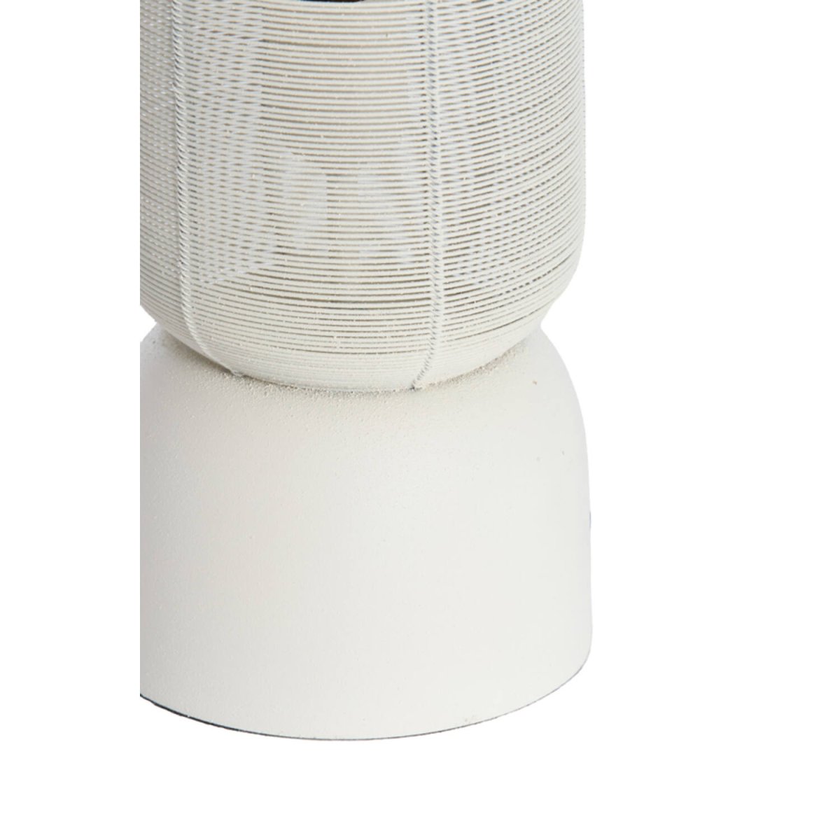 Lezuza 40cm Blanc crémeux lampe de table De Light & Living - Lezuza est une lampe élégante en métal blanc crème qui crée une lumière douce et harmonieuse.