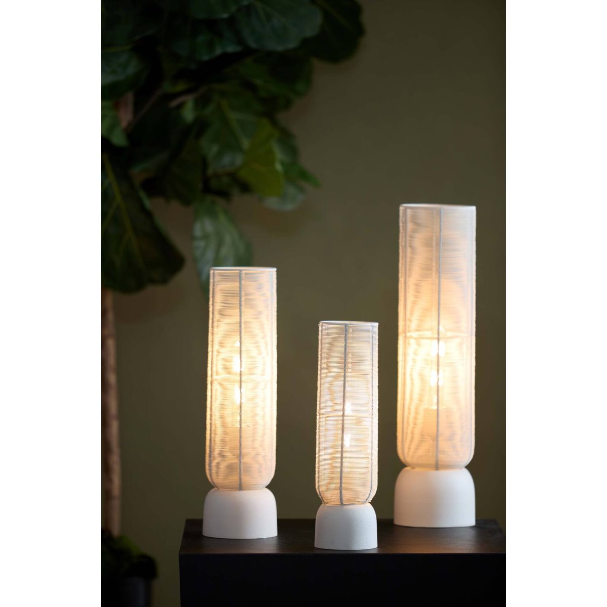 Lezuza 40cm Blanc crémeux lampe de table De Light & Living - Lezuza est une lampe élégante en métal blanc crème qui crée une lumière douce et harmonieuse.