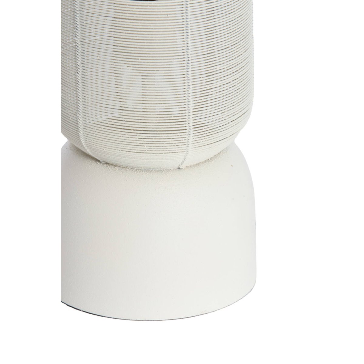 Lezuza 50cm Blanc crémeux lampe de table De Light & Living - Lezuza est une lampe élégante en métal blanc crème qui crée une lumière douce et harmonieuse.