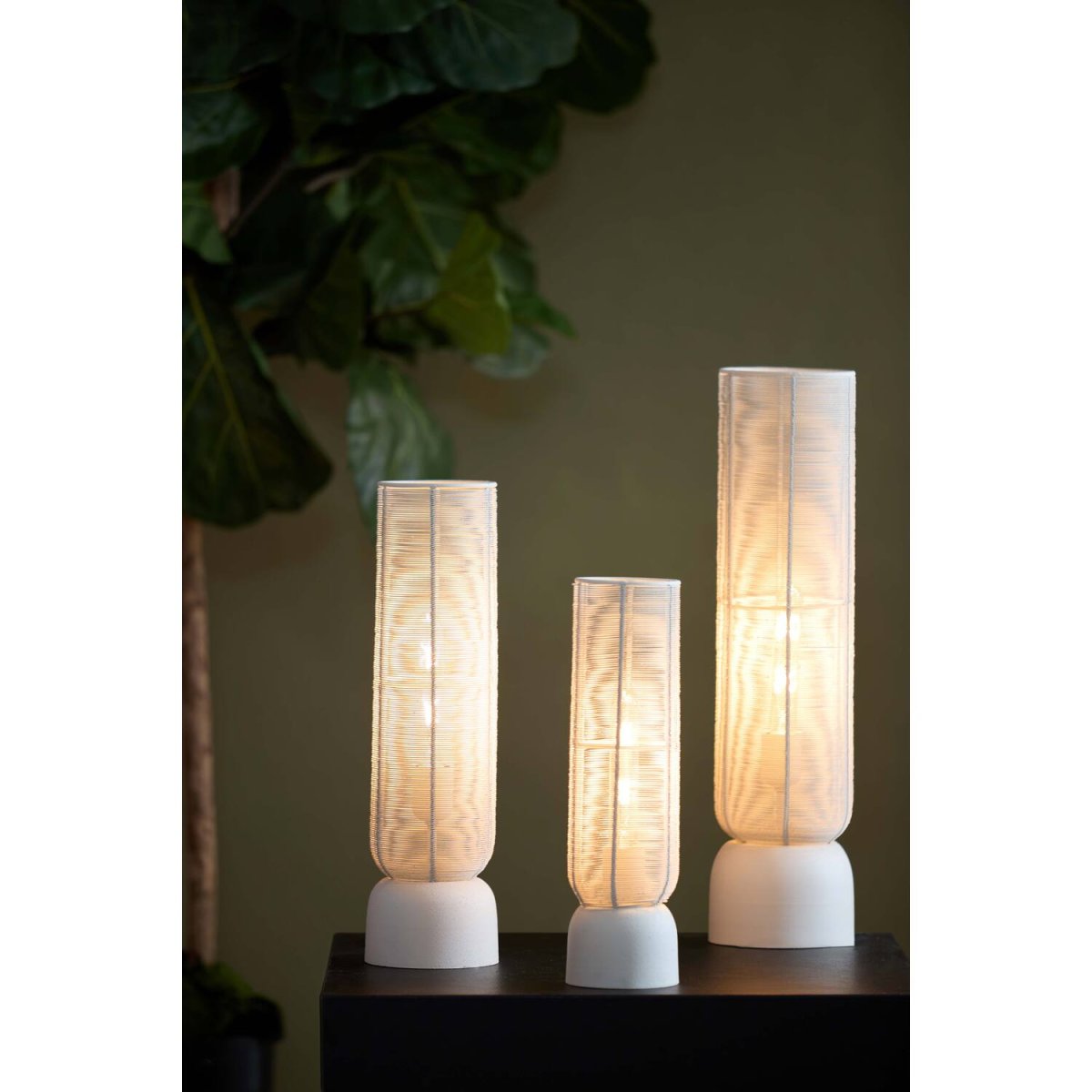 Lezuza 50cm Blanc crémeux lampe de table De Light & Living - Lezuza est une lampe élégante en métal blanc crème qui crée une lumière douce et harmonieuse.