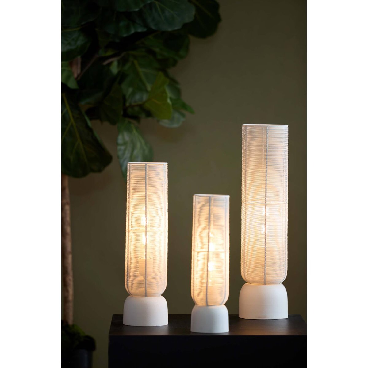 Lezuza 60cm Blanc crémeux lampe de table De Light & Living - Lezuza est une lampe élégante en métal blanc crème qui crée une lumière douce et harmonieuse.