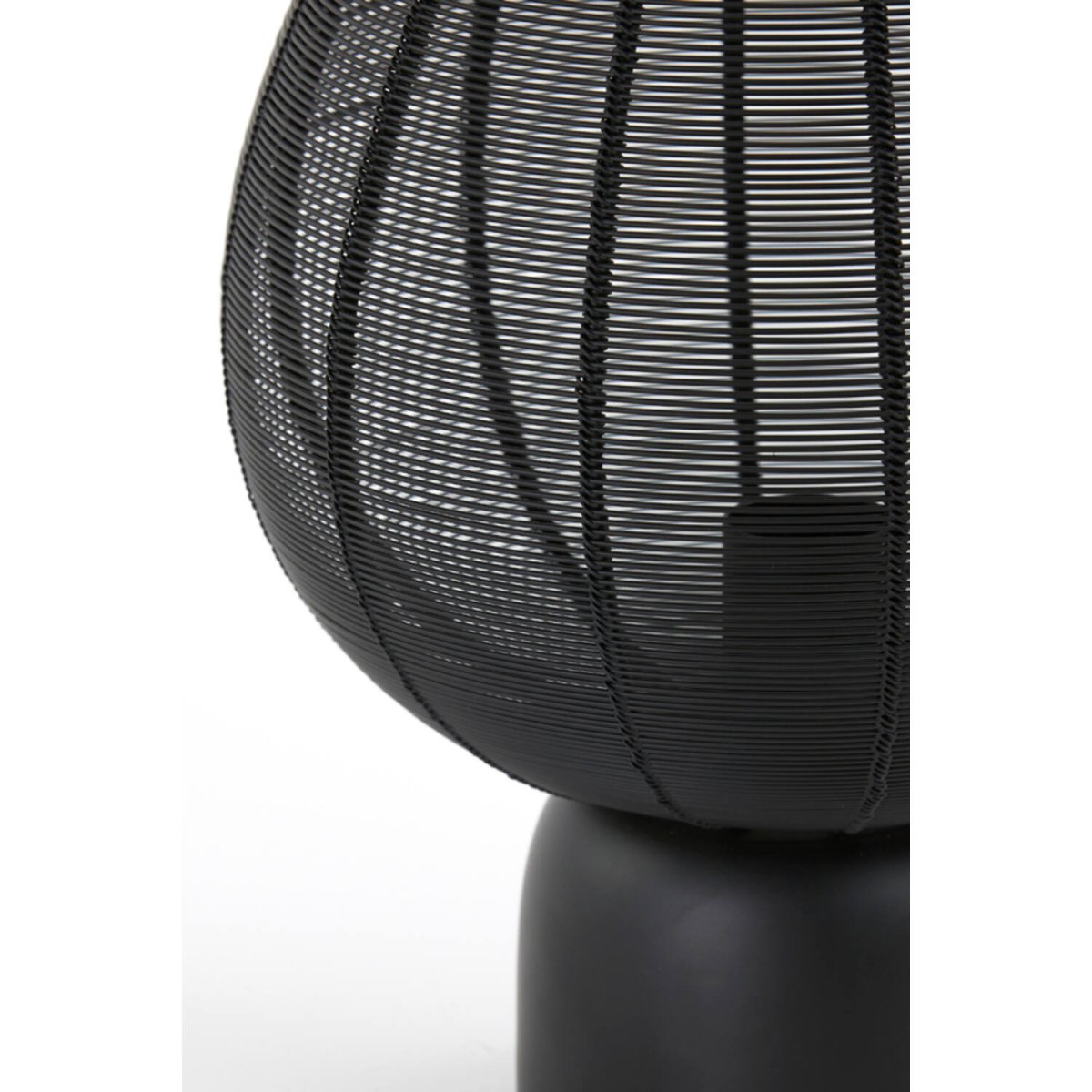 Suneko 34cm Noir lampe de table De Light & Living - Sa forme élégante et son design unique en font un détail parfait pour les environnements modernes et industriels.