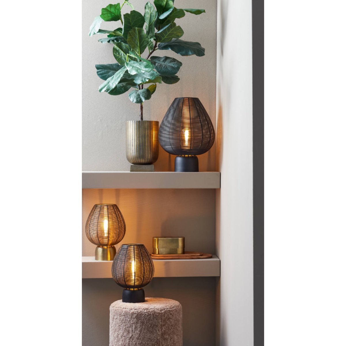Suneko 34cm Noir lampe de table De Light & Living - Sa forme élégante et son design unique en font un détail parfait pour les environnements modernes et industriels.