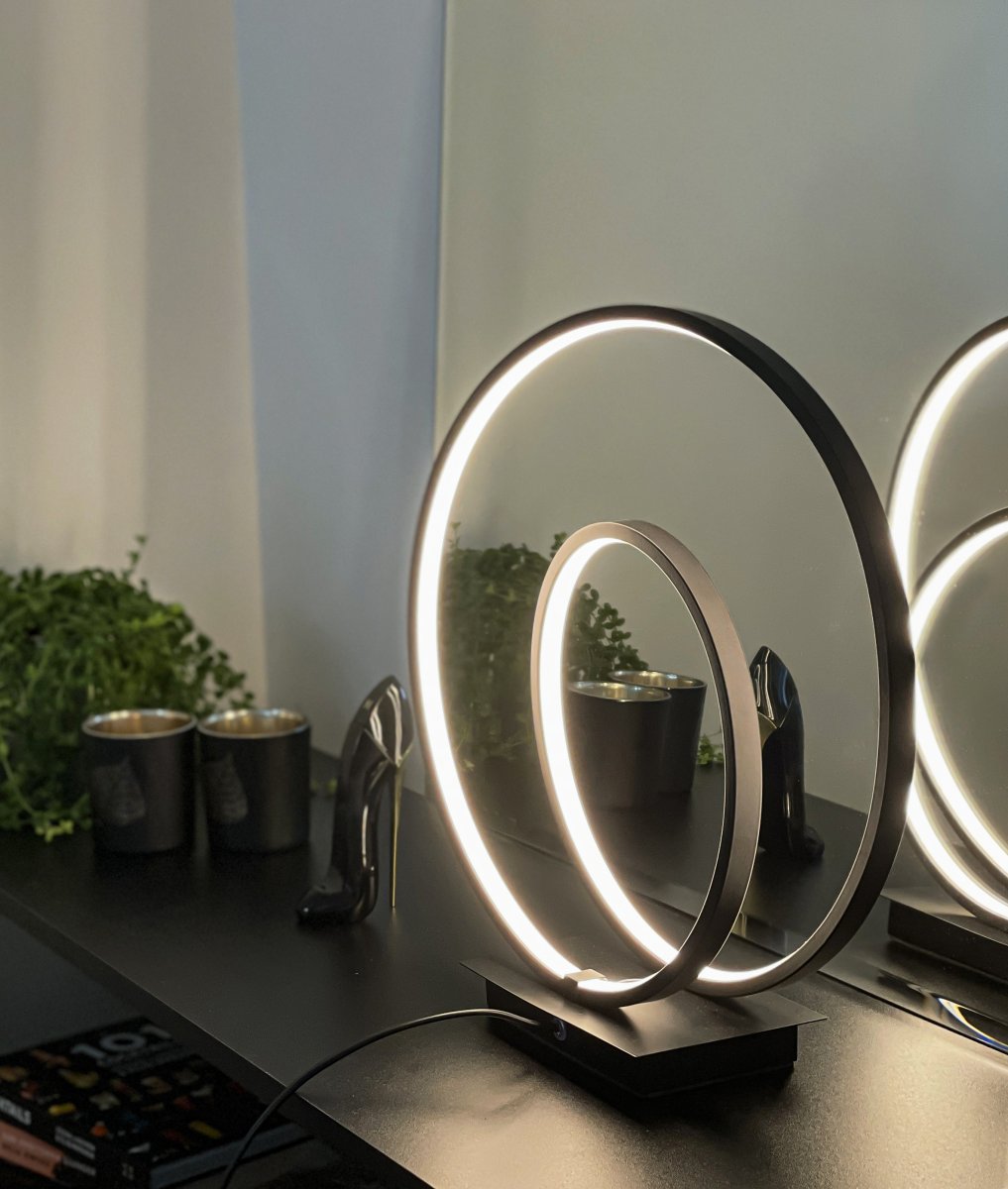 Loop 37cm Noir lampe de table De Aneta Lighting - Qu'il soit plac&eacute; dans la fen&ecirc;tre, sur le mur ou dans le couloir, Loop devient un accroche-regard &agrave; l'int&eacute;rieur.