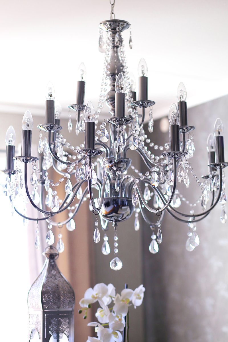 Chateau Ø82 Chrome suspension De Aneta Lighting - Lustre château à 18 bras en métal chromé et prismes de verre.