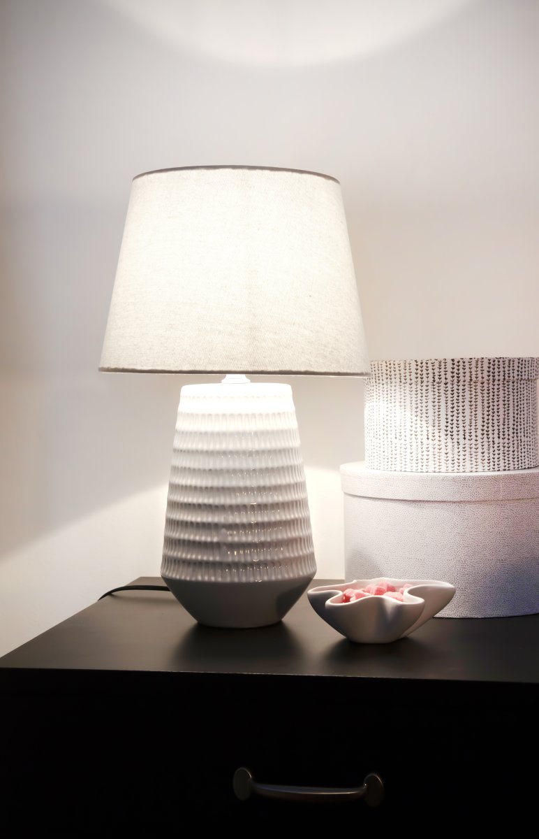 Mona 45cm Blanc lampe de table De Aneta Lighting - Elle trouve parfaitement sa place sur une table d'appoint, un bureau ou une table de chevet et crée une ambiance calme et harmonieuse dans la pièce.