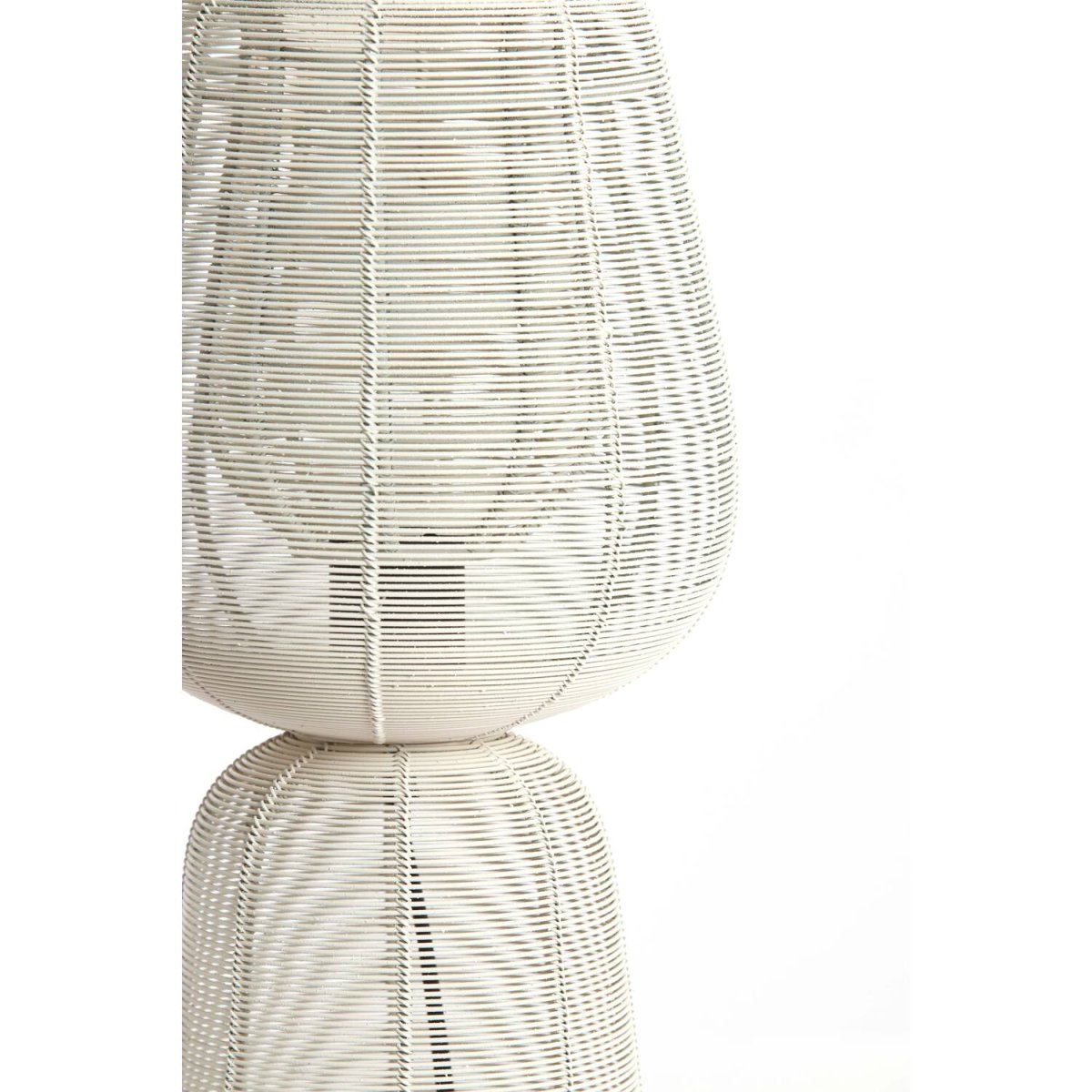 Aboso 42cm Blanc crémeux lampe de table De Light & Living - Sa forme unique cr&eacute;e une ambiance moderne et &eacute;l&eacute;gante et s'int&egrave;gre parfaitement &agrave; tout int&eacute;rieur de style industriel ou scandinave.