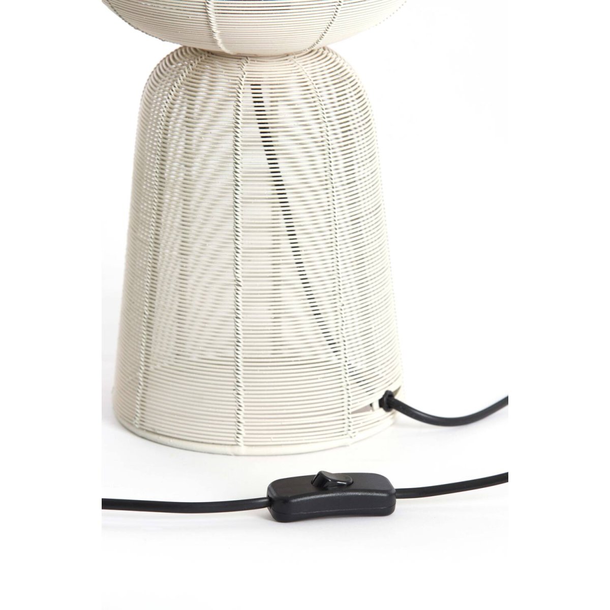 Aboso 42cm Blanc crémeux lampe de table De Light & Living - Sa forme unique cr&eacute;e une ambiance moderne et &eacute;l&eacute;gante et s'int&egrave;gre parfaitement &agrave; tout int&eacute;rieur de style industriel ou scandinave.
