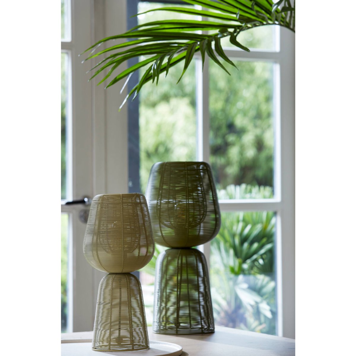 Aboso 42cm Vert clair lampe de table De Light & Living - Sa forme unique cr&eacute;e une ambiance moderne et &eacute;l&eacute;gante, parfaite pour les int&eacute;rieurs industriels et scandinaves.