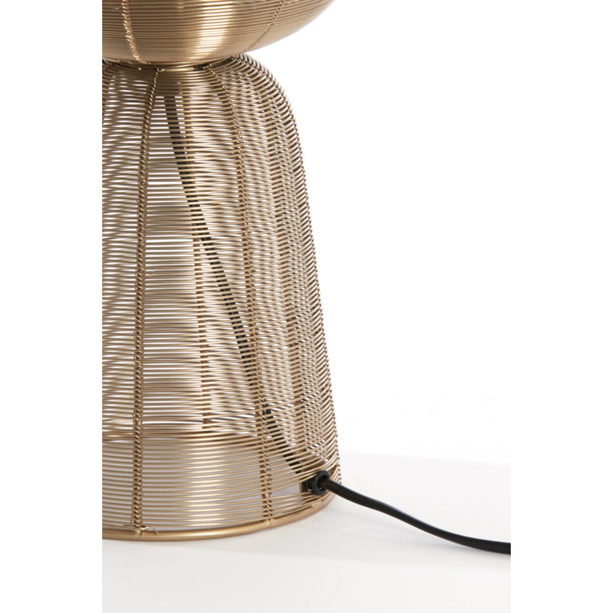 Aboso 42cm Or lampe de table De Light & Living - Sa forme unique crée une ambiance moderne et élégante, parfaite pour les intérieurs industriels comme rustiques.