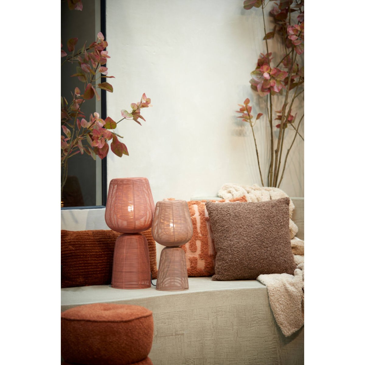 Aboso 42cm Rose lampe de table De Light & Living - Sa forme unique crée une ambiance moderne et élégante, parfaite pour les intérieurs industriels et scandinaves.