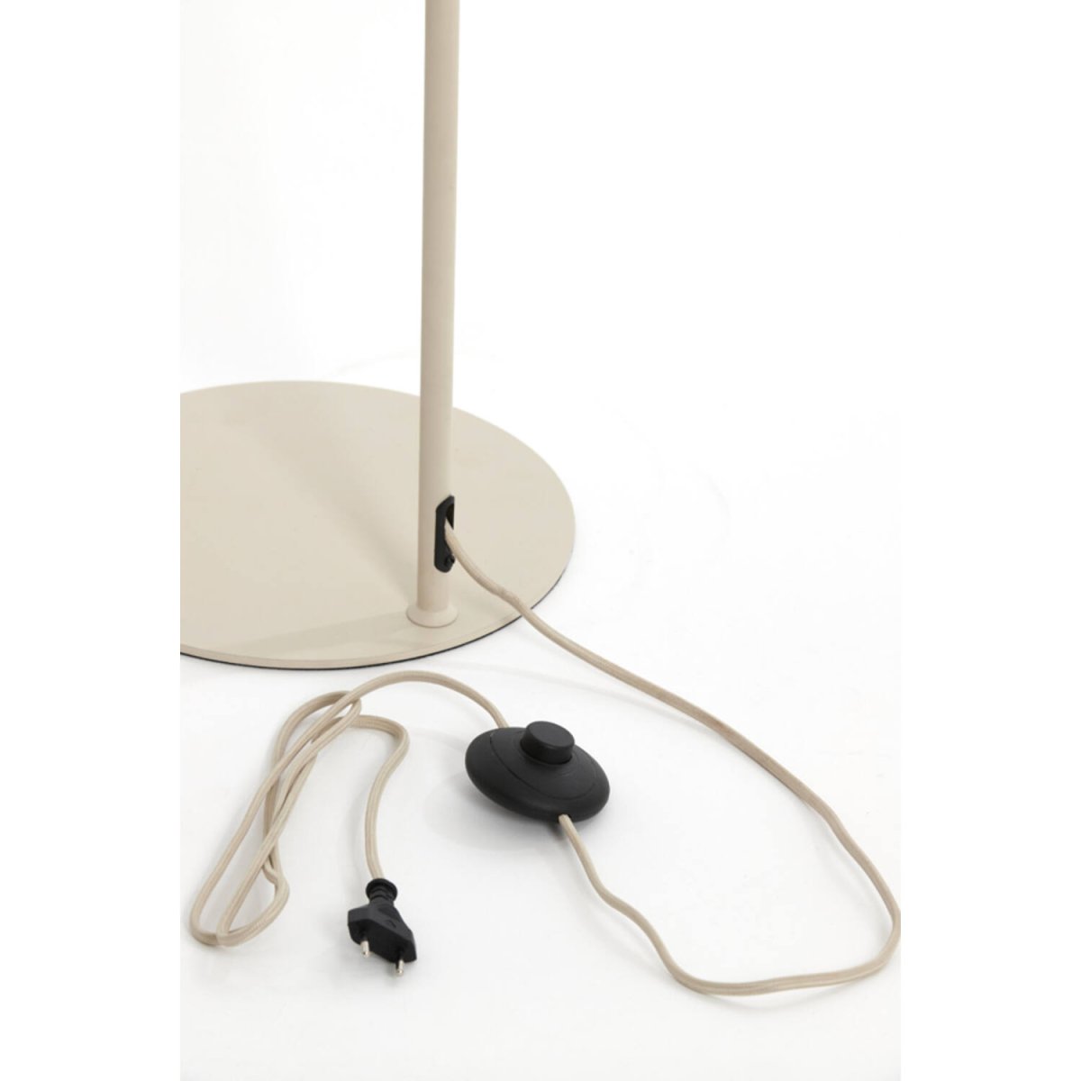 Elati Sable lampadaire De Light & Living - Son design harmonieux confère à toute pièce une ambiance à la fois moderne et chaleureuse, et s'intègre parfaitement aux intérieurs scandinaves et bohèmes.