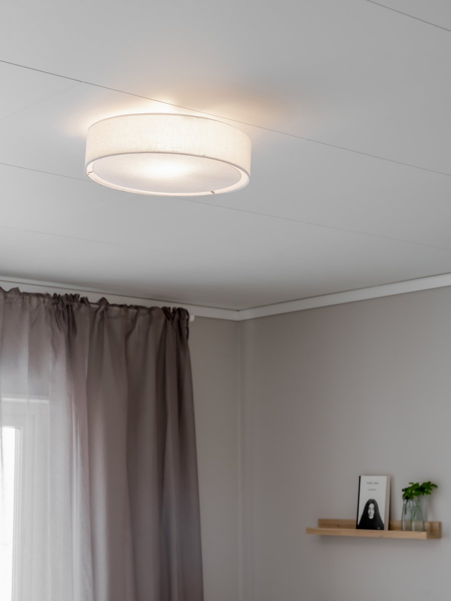 Sam Ø45 Blanc plafonnier De PR Home - Il est fait de m&eacute;tal avec un abat-jour en lin.