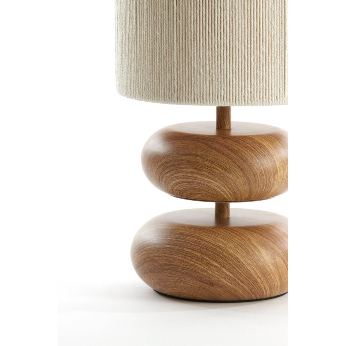 Danialo 50cm Bois lampe de table De Light & Living - Danialo est une &eacute;l&eacute;gante lampe de table dot&eacute;e d'une base en fer et d'un abat-jour en corde tress&eacute;e blanc cr&egrave;me.