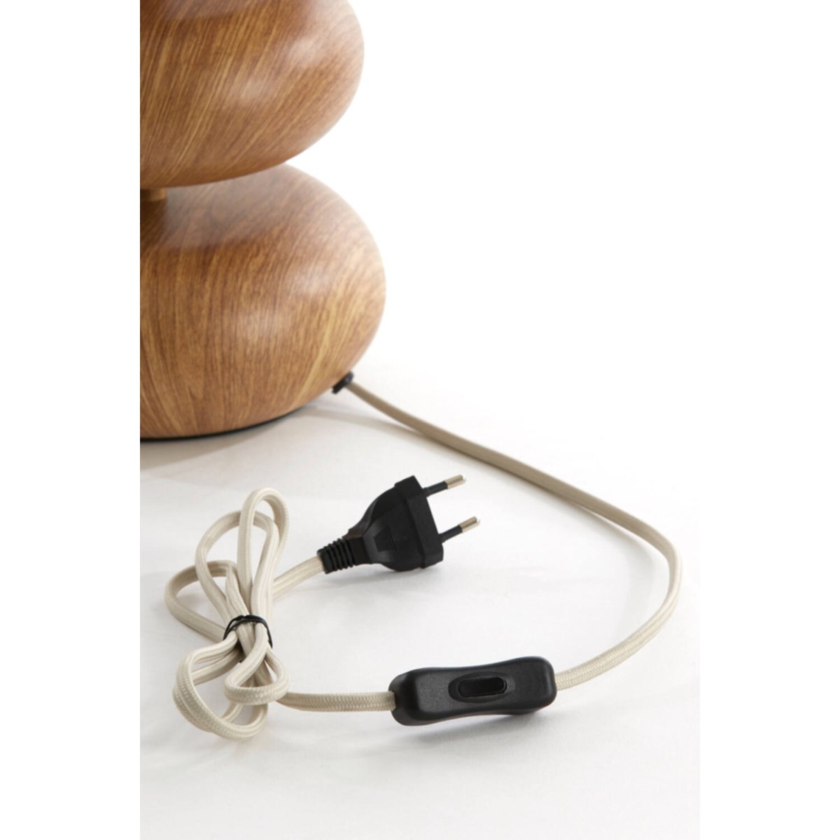 Danialo 50cm Bois lampe de table De Light & Living - Danialo est une &eacute;l&eacute;gante lampe de table dot&eacute;e d'une base en fer et d'un abat-jour en corde tress&eacute;e blanc cr&egrave;me.