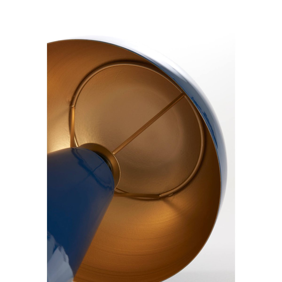 Surrina 50cm Bleu lampe de table De Light & Living - Surrina est une élégante lampe de table en métal noir brillant ornée de détails raffinés en laiton.