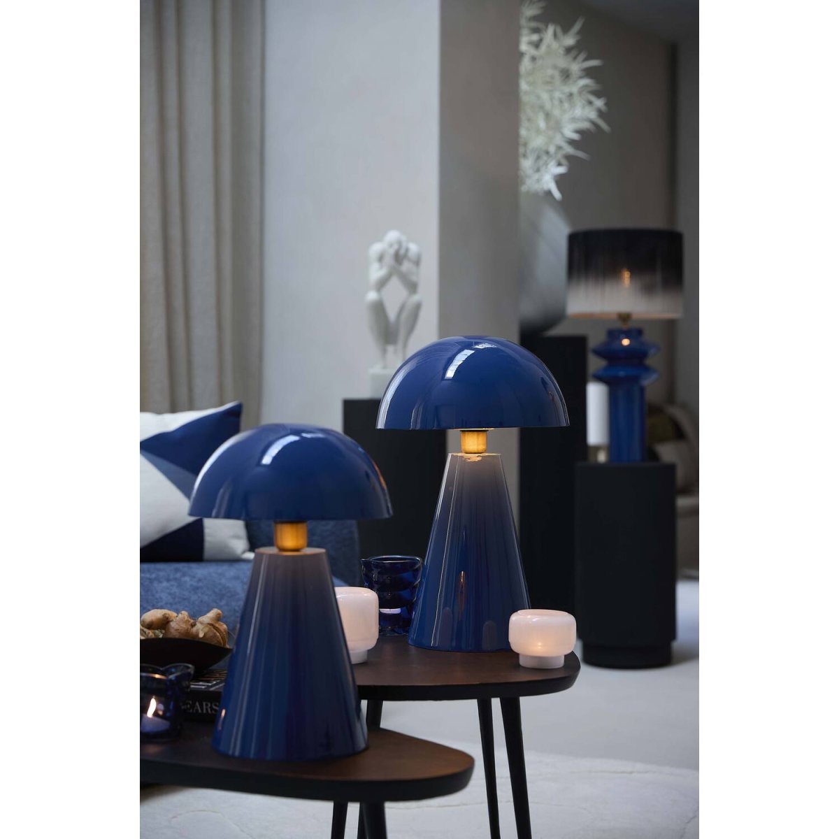 Surrina 50cm Bleu lampe de table De Light & Living - Surrina est une élégante lampe de table en métal noir brillant ornée de détails raffinés en laiton.