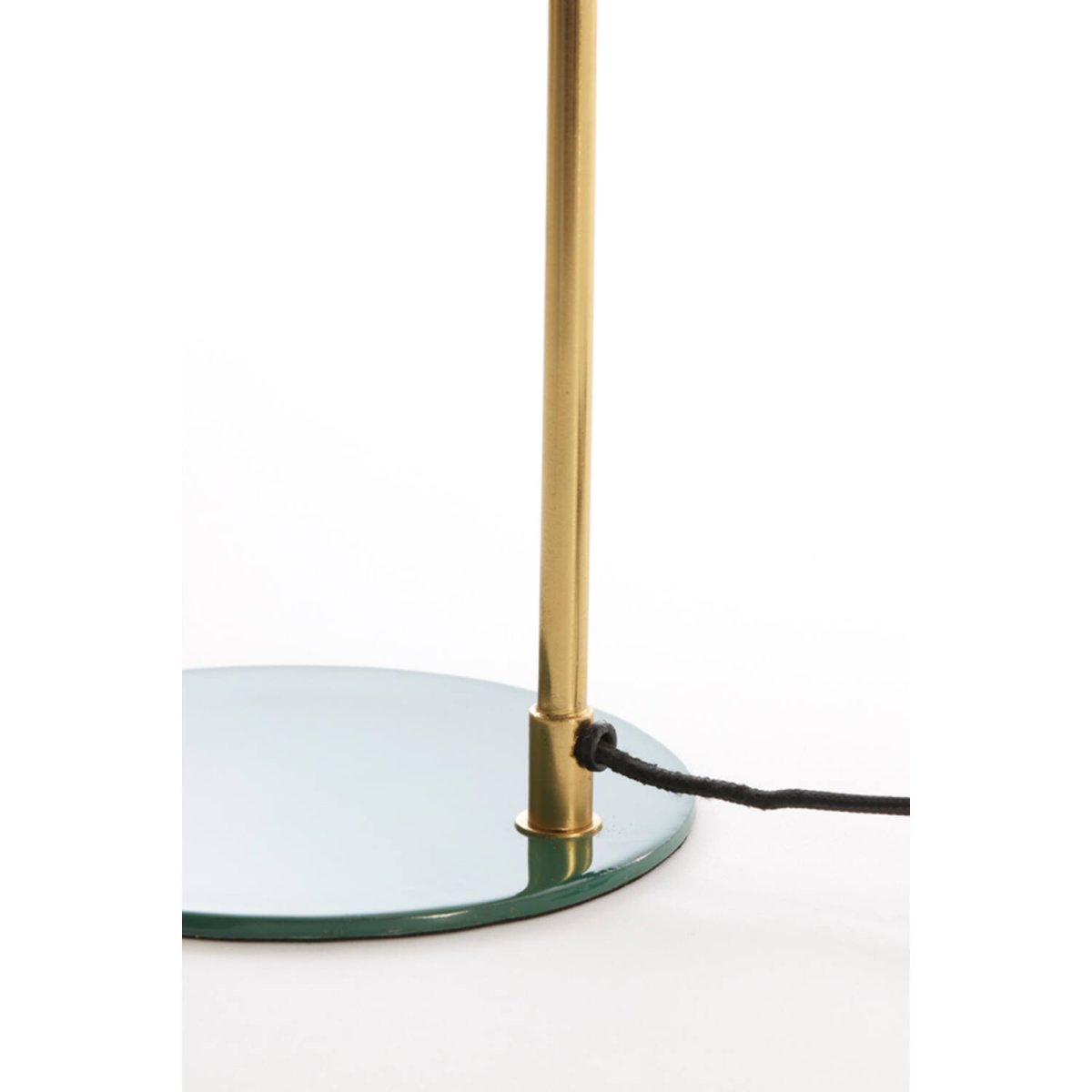 Maleka 47cm Vert foncé lampe de table De Light & Living - Maleka est une lampe de table &eacute;l&eacute;gante dot&eacute;e d'un abat-jour vert fonc&eacute; brillant et d'une structure dor&eacute;e.