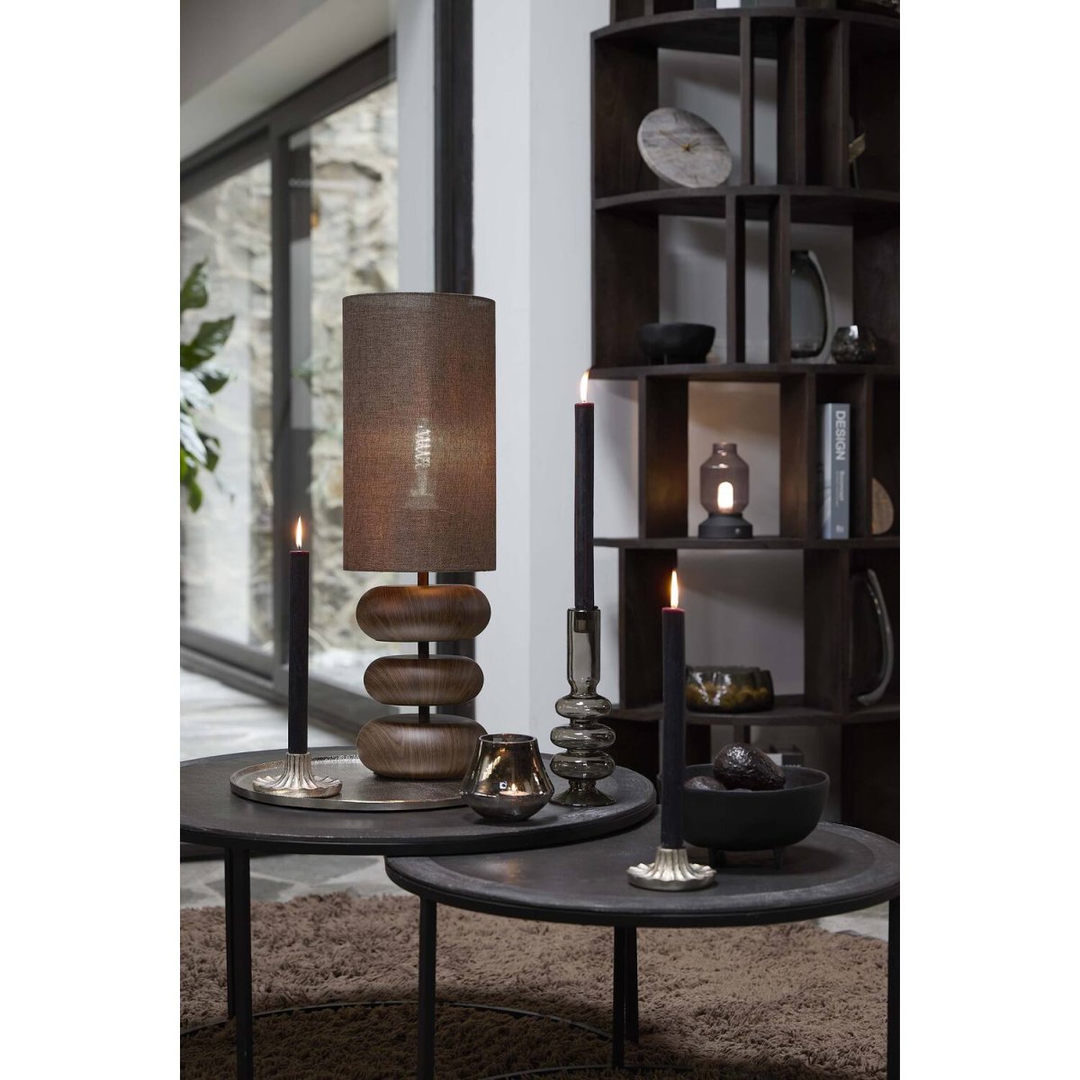 Danialo 67cm Brun lampe de table De Light & Living - L'harmonie des matériaux crée une ambiance chaleureuse et accueillante, idéale pour les intérieurs scandinaves ou bohèmes.