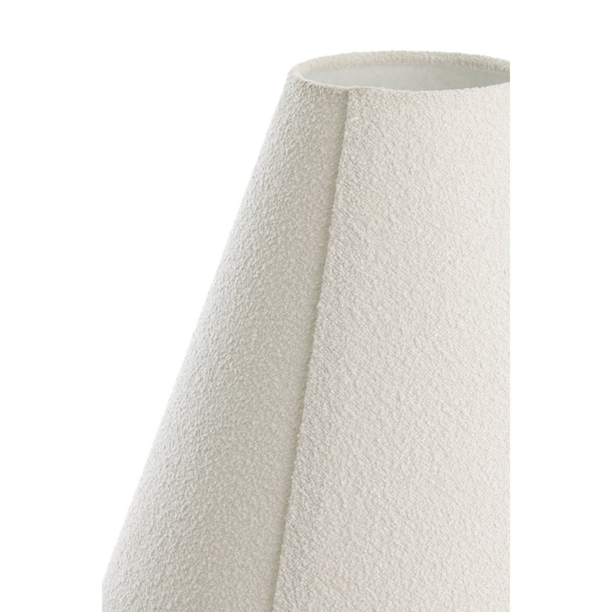 Devia 60cm Blanc crémeux lampe de table De Light & Living - Son abat-jour en tissu blanc cr&egrave;me cr&eacute;e une ambiance chaleureuse et accueillante, tandis que le subtil d&eacute;tail en laiton de son pied apporte une touche de luxe.