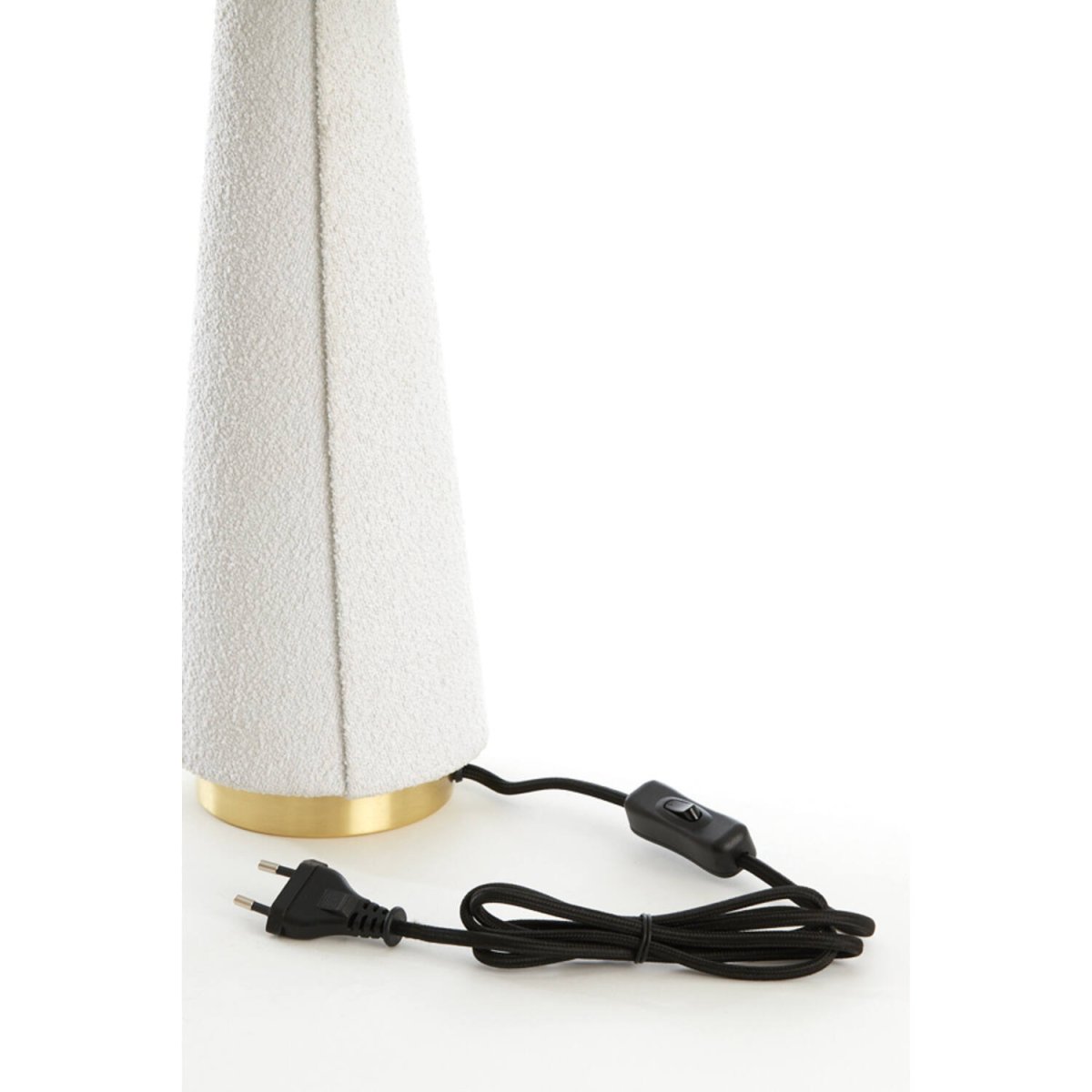 Devia 60cm Blanc crémeux lampe de table De Light & Living - Son abat-jour en tissu blanc cr&egrave;me cr&eacute;e une ambiance chaleureuse et accueillante, tandis que le subtil d&eacute;tail en laiton de son pied apporte une touche de luxe.
