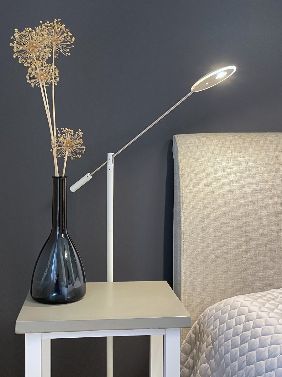 Cadiz Blanc lampadaire De Aneta Lighting - C'est la lampe pour tous ceux qui ont besoin de beaucoup de lumière pour les travaux manuels ou d'une bonne lampe de lecture.