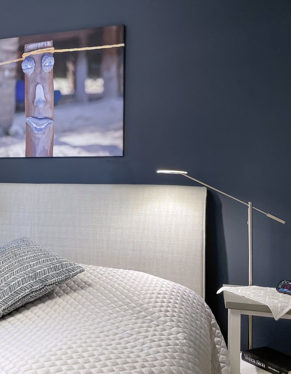 Cadiz Acier lampadaire De Aneta Lighting - Source lumineuse LED int&eacute;gr&eacute;e qui fournit une agr&eacute;able lumi&egrave;re blanche chaude.