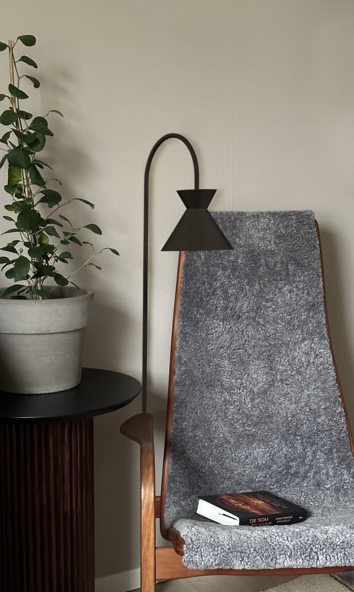 Coni Noir lampadaire De Aneta Lighting - Le magnifique lampadaire Coni au design intemporel s'harmonise aussi bien avec les intérieurs classiques que rustiques.