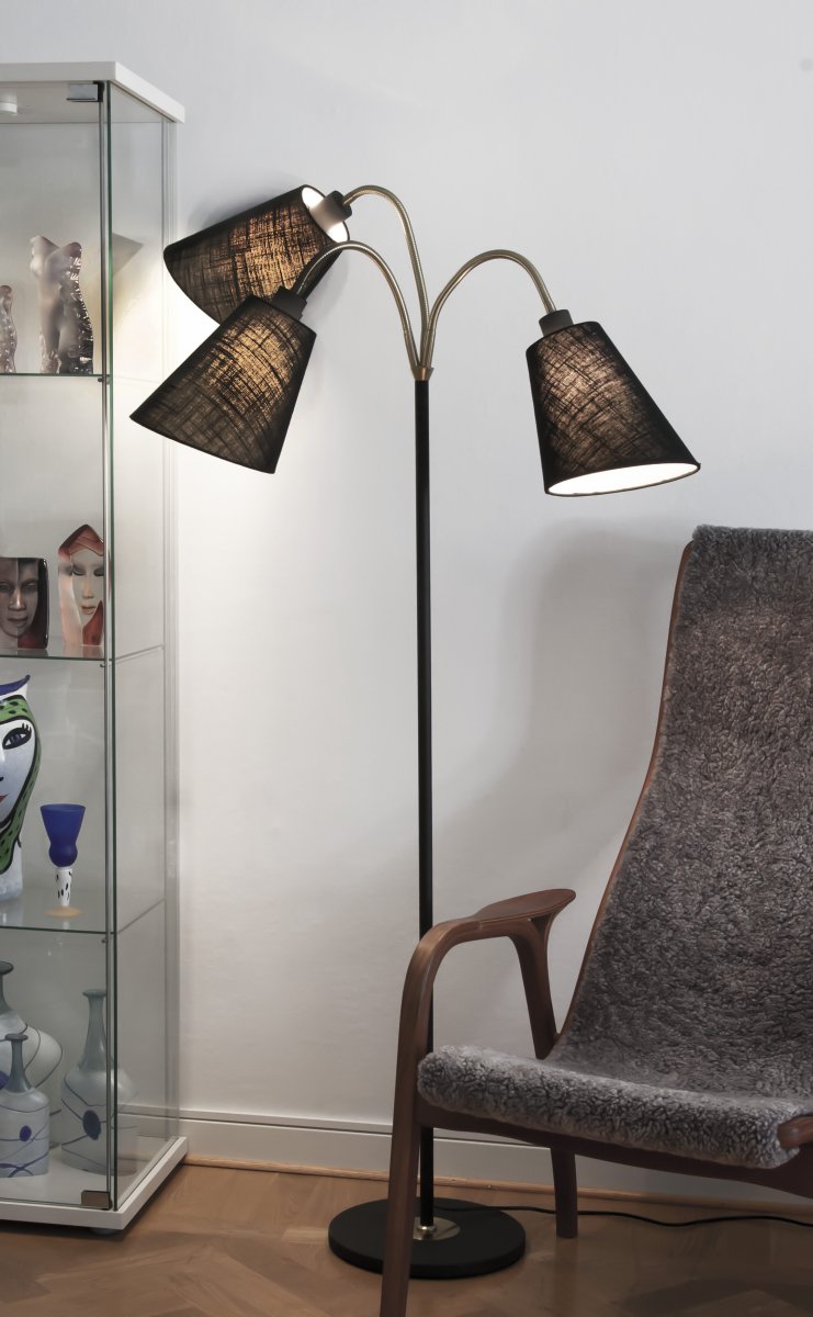Ljusdal 3 Noir lampadaire De Aneta Lighting - Convient comme projecteur avec 3 bras r&eacute;glables et interrupteurs d'alimentation s&eacute;par&eacute;s.