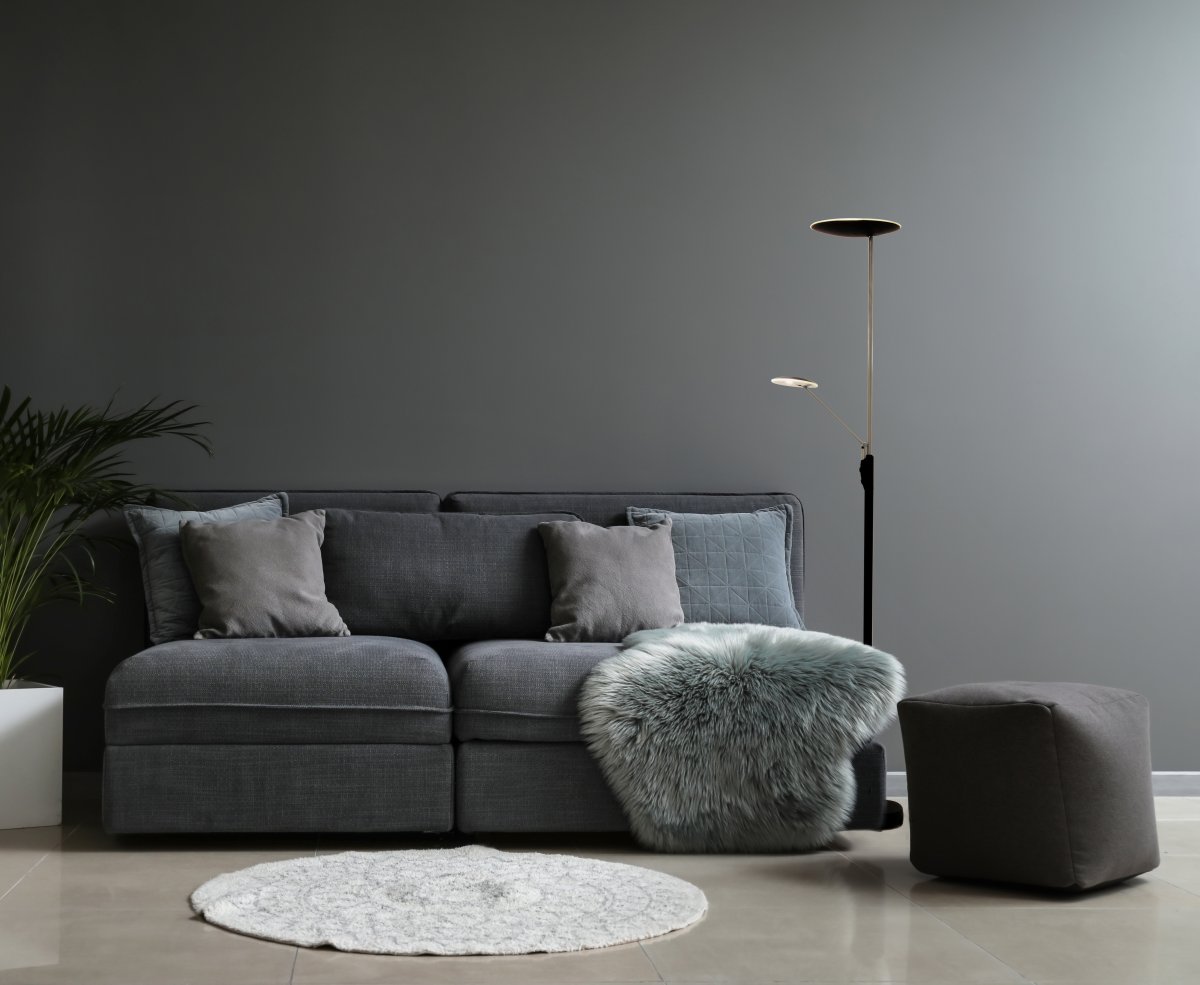 Cadiz Noir/acier lampadaire De Aneta Lighting - La lumière s'allume et s'éteint à l'aide de deux variateurs sur la lampe, l'un régule la lumière en haut et l'autre pour le bras de lecture, qui peut également être réglé.