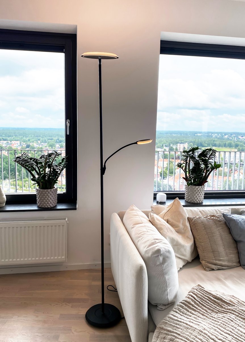 Stockholm Noir lampadaire De Aneta Lighting - LED int&eacute;gr&eacute;e de 18 W + 5 W qui fournit une lumi&egrave;re blanche chaude, l'&eacute;clairage vers le haut et le bras de lecture &eacute;tant dimmables s&eacute;par&eacute;ment.