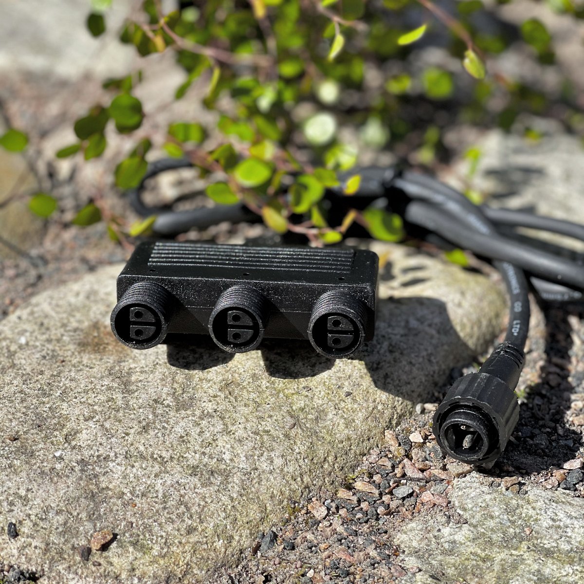 Connecteur 3 Voies Noir De Lightson - Cette connexion vous offre trois options, par exemple si vous devez diviser le syst&egrave;me en diff&eacute;rentes directions dans le jardin.