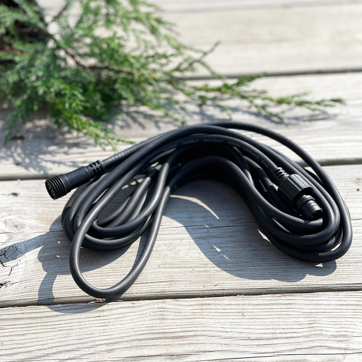 Câble 10m Noir De Lightson - Voici un câble de 10 mètres de long auquel vous pouvez facilement connecter votre lampe, d'autres câbles ou des connexions de dérivation.
