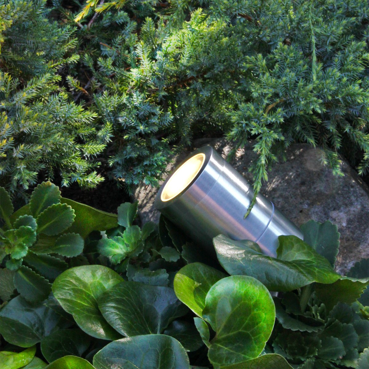 Luna Argent De Lightson - Vous pouvez &eacute;galement utiliser Luna sur les murs de la maison, dans les avant-toits et sur la cl&ocirc;ture, car le piquet est amovible et peut &ecirc;tre viss&eacute; directement dans le sol.