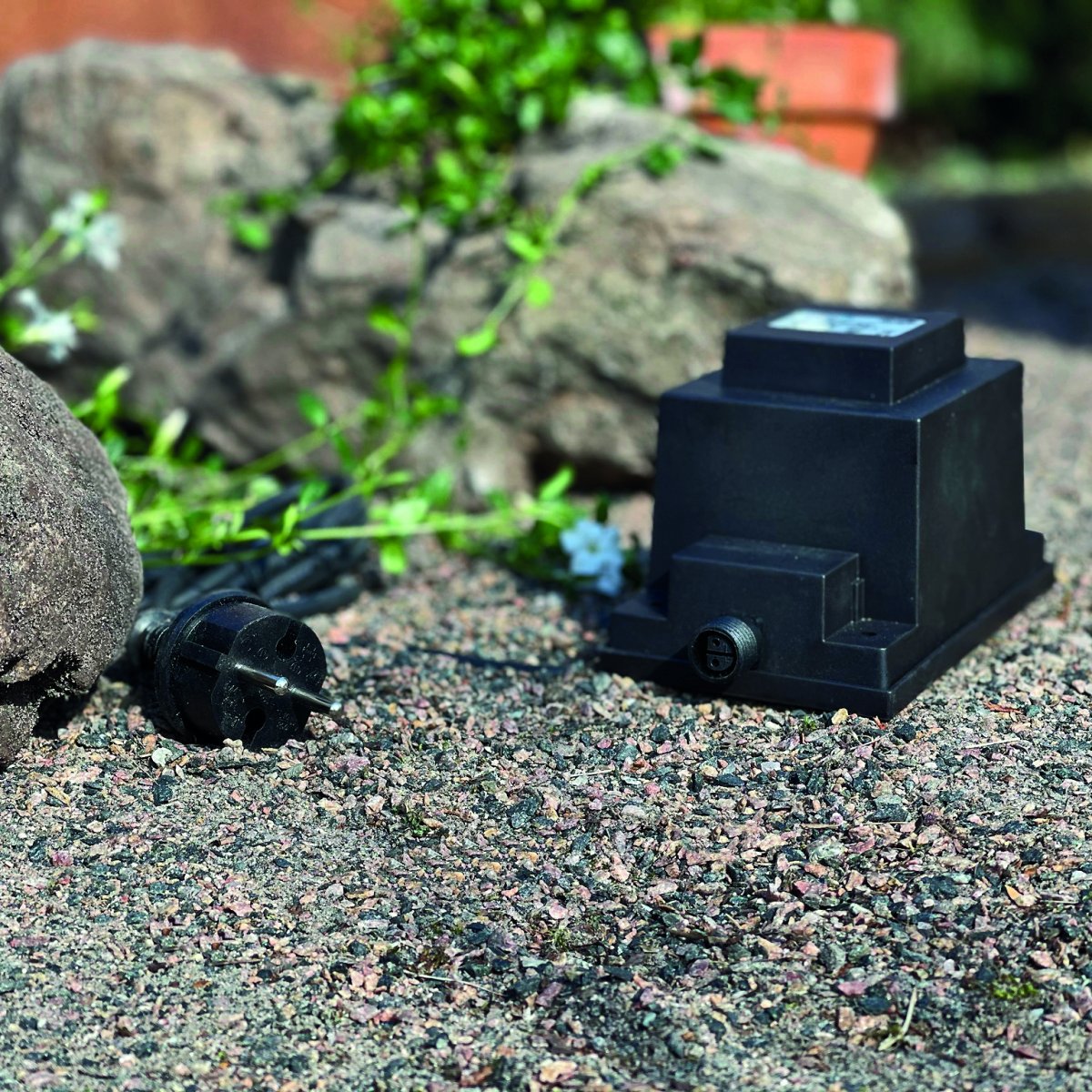 Transformateur 105w Noir De Lightson - Le transformateur est doté d'une prise à connexion rapide de 12 volts à une extrémité et d'un câble de 2 mètres de long avec une fiche à l'autre extrémité que vous branchez sur une prise standard.